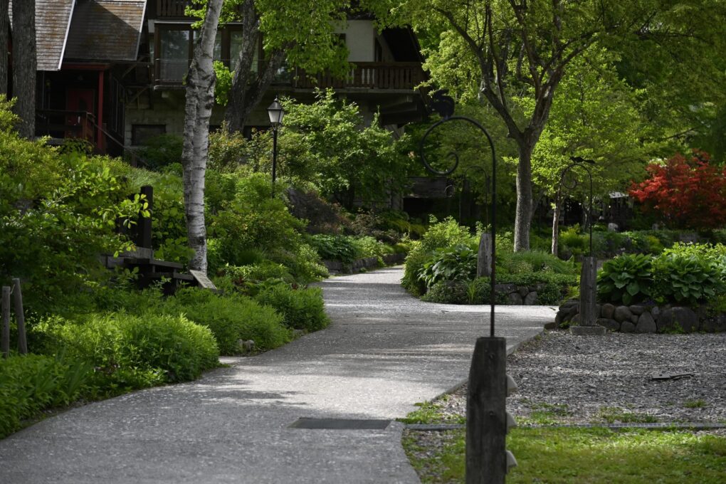 「萌木の村」広場西側テナント前に広がる庭園「Natural Gardens MOEGI」