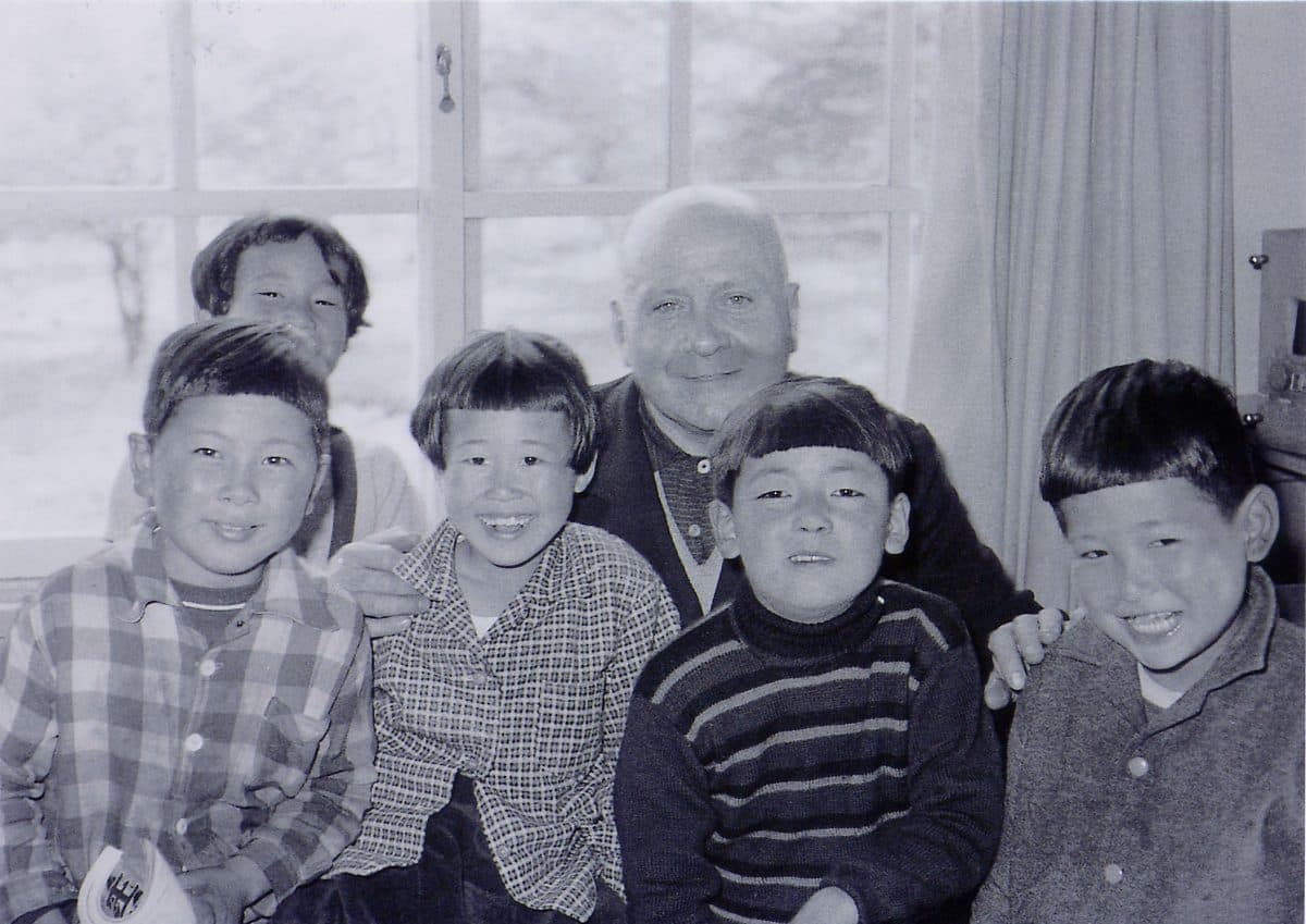 ポール・ラッシュ博士を囲む清里の子どもたち。一番左が幼い頃の舩木社長。